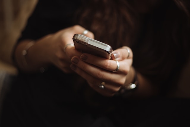Read more about the article Parents’ Addiction to Cell Phones: Impact on Family Relationships and Children’s Development